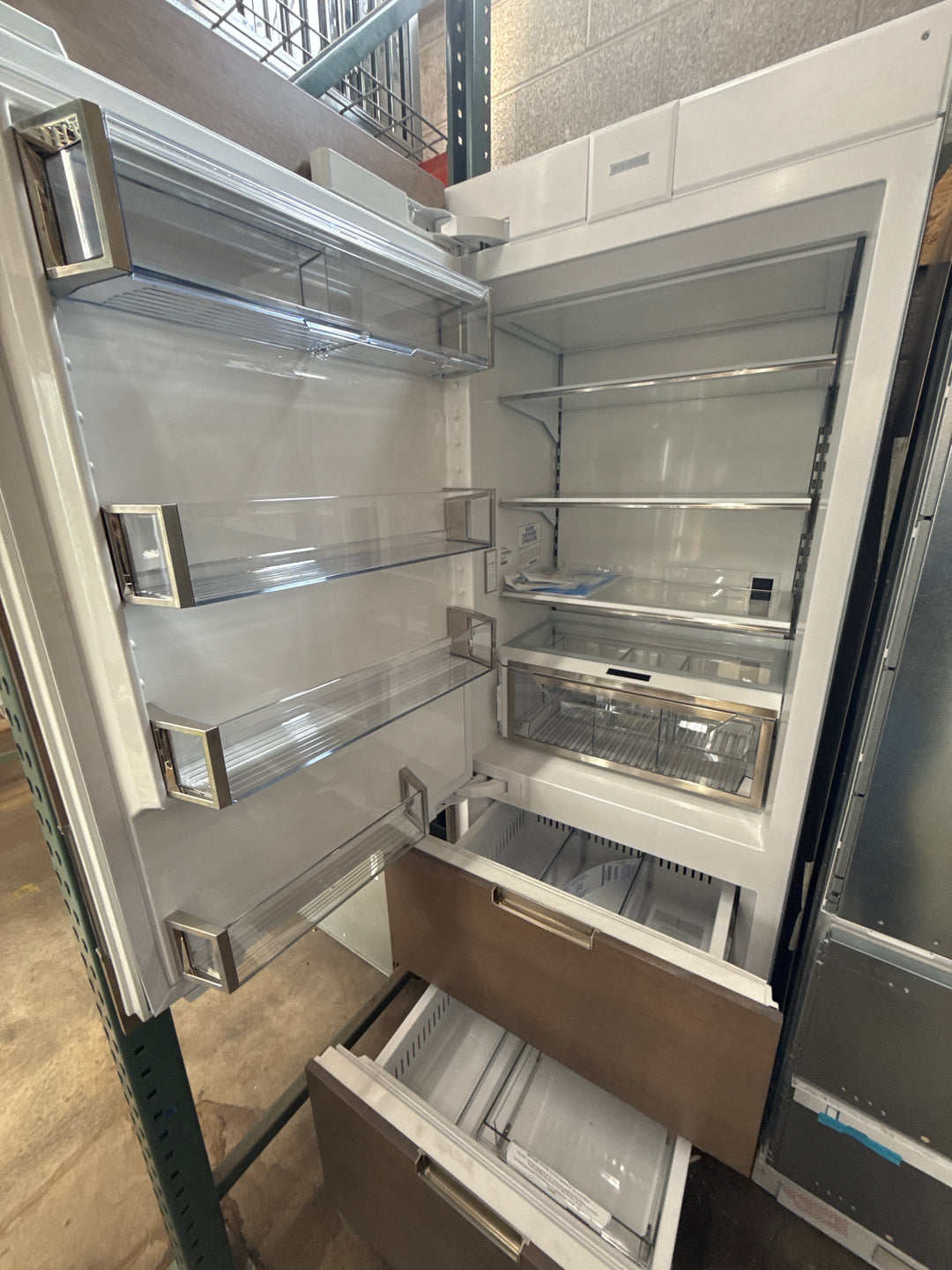 DET3050CIID/L : Sub Zero 30" Designer Over-And-Under Refrigerator/Freezer With Ice Maker And Internal Dispenser - Panel Ready